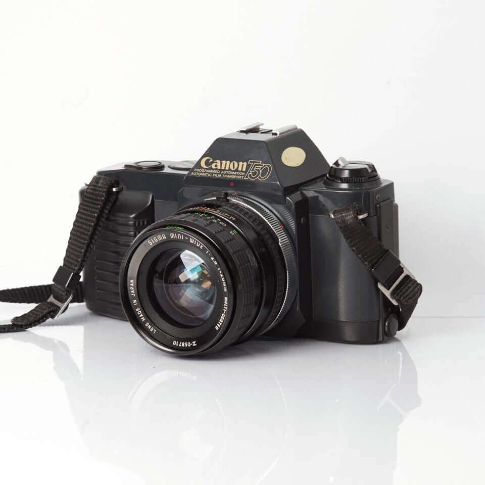 Reflex argentique CANON T50 avec zoom Makinon 28/80 Pour décoration / exposition Reflex argentique CANON T50 avec zoom Makinon 28/80 Pour décoration / exposition