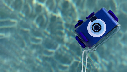 Appareil photo jetable immergé dans une piscine